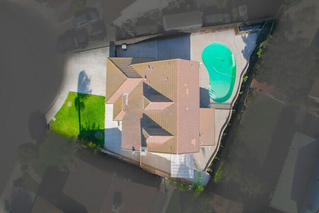Building Photo - BEAUTIFUL 4 BEDROOM HOME WITH SWIMMING POOL!