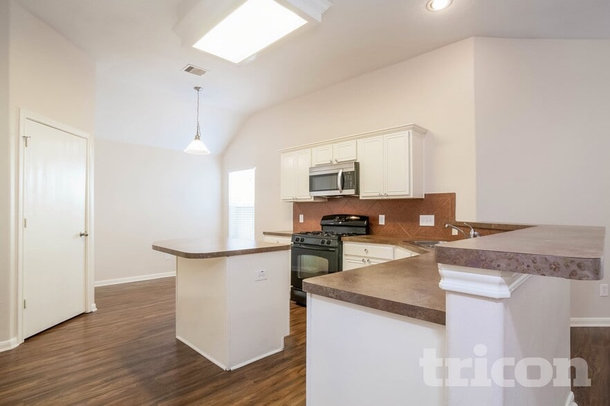 Building Photo - 810 Forest Hillside Ln