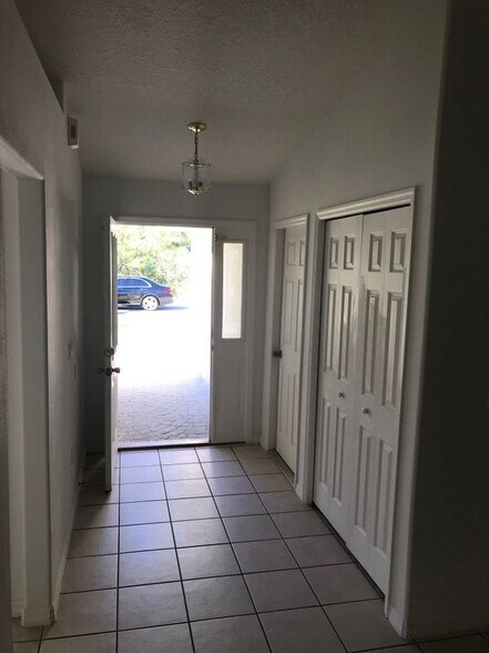 Building Photo - 9 Rainbow Ln