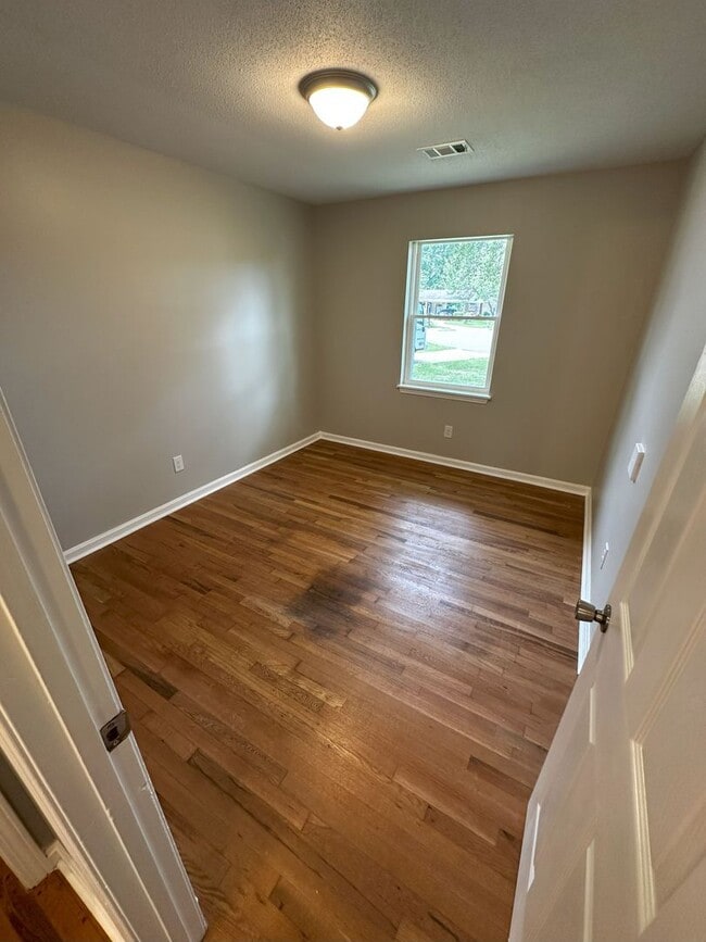 Building Photo - 3 Bedroom 2 Bath Home