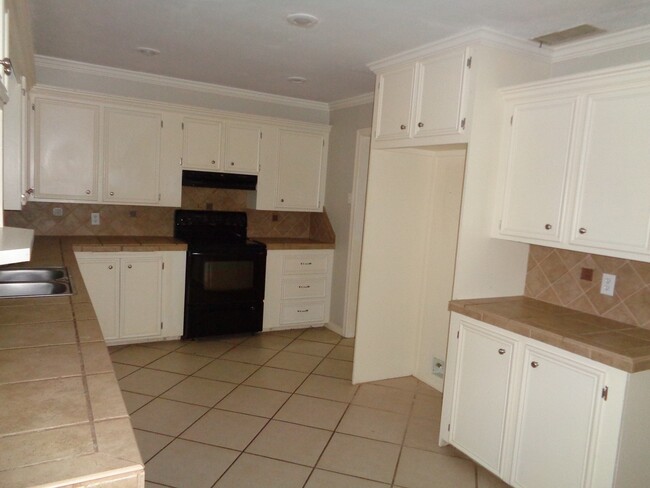 Building Photo - Super Spacious Home
