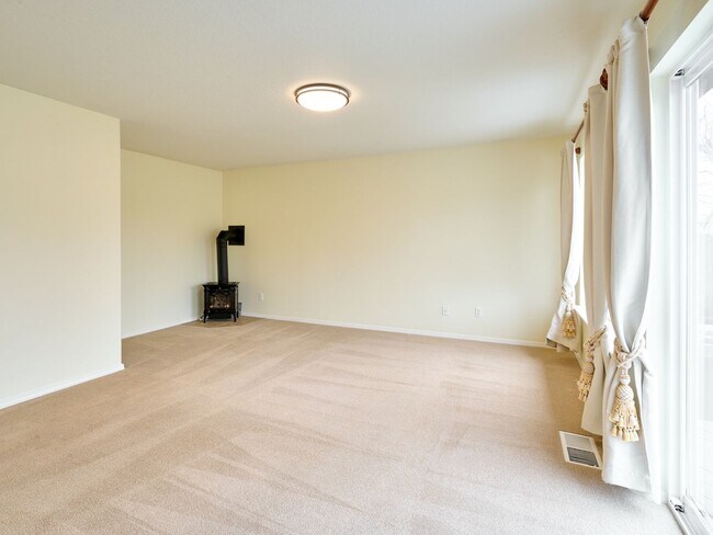 Building Photo - 643 Meadowbrook Ln