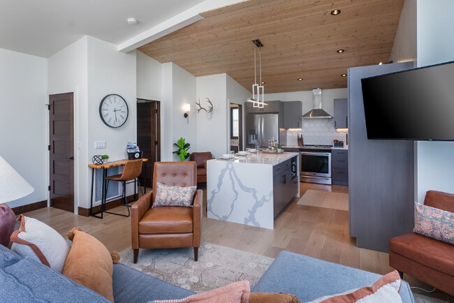 Building Photo - Fully furnished house w/ 3spaciousr garage & utilities included!