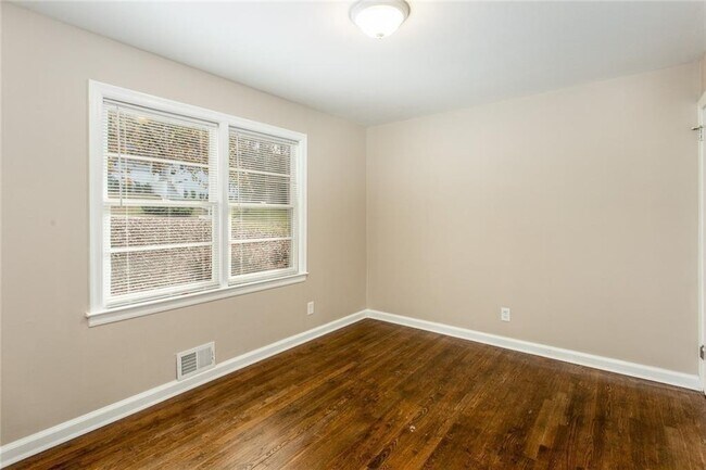 Building Photo - 2720 Stonecreek Rd