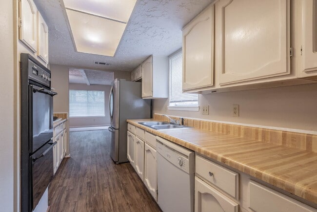 Building Photo - 6015 Knotty Post Ln