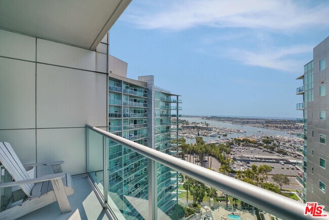 Building Photo - 13600 Marina Pointe Dr