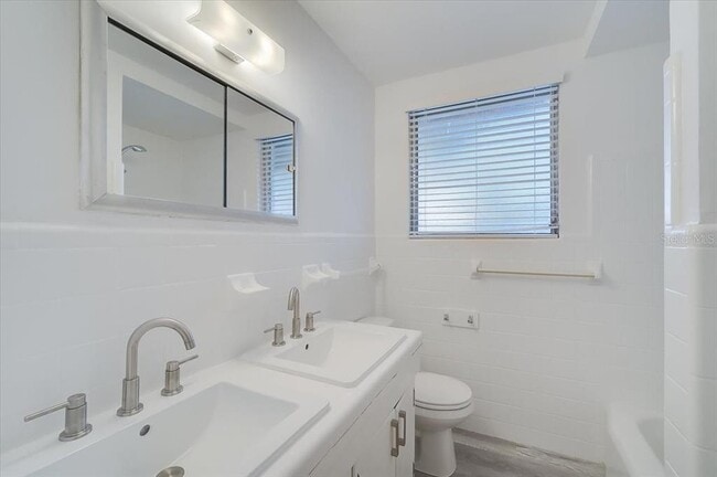 Building Photo - 1223 Cocoanut Ave