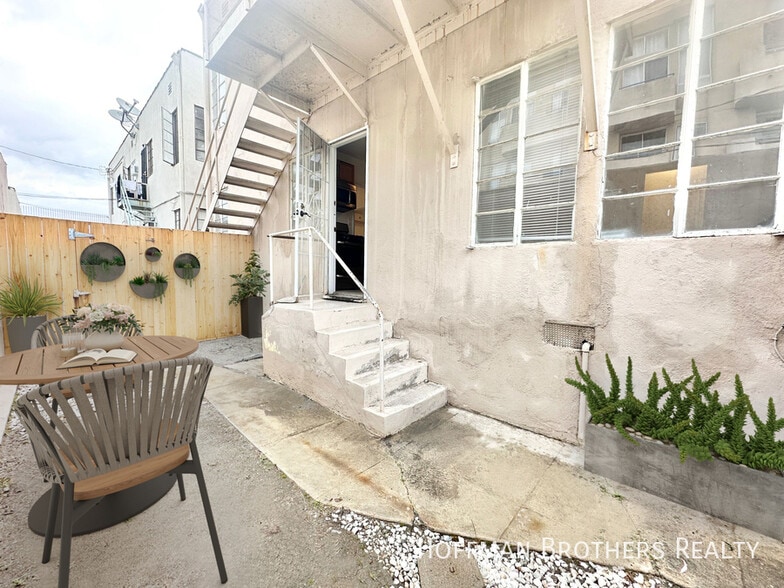 Building Photo - 1207 S La Cienega Blvd