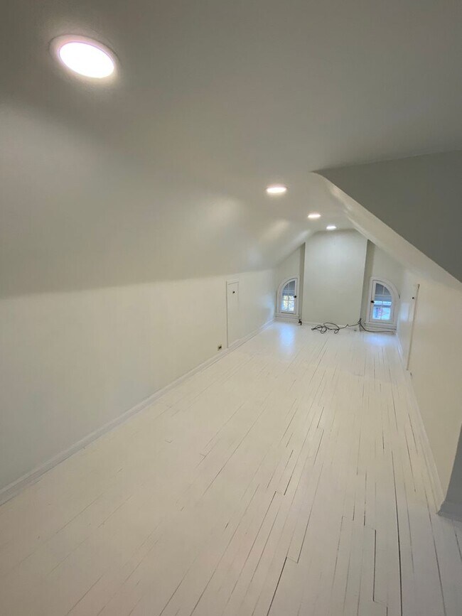 Building Photo - 2975 Claremont Rd