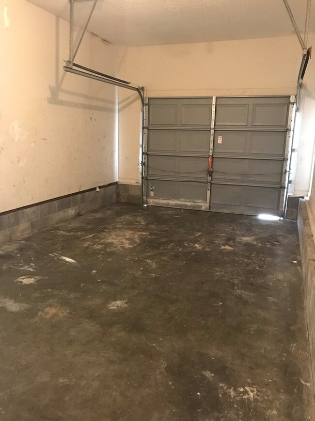 Building Photo - 3 Bedroom Pet Friendly Home For Rent!