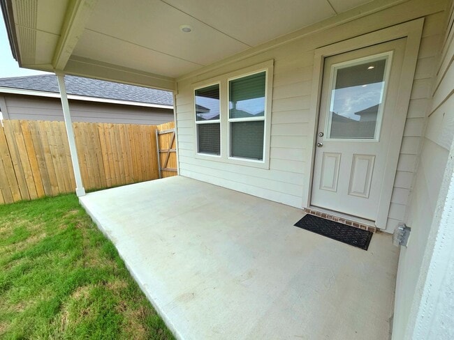 Building Photo - Open Concept 3 Bed 2 Bath