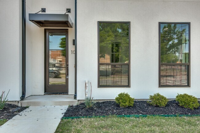 Building Photo - Modern 3-Story Townhome with Private Balcony & Attached Garage in the Heart of Dallas