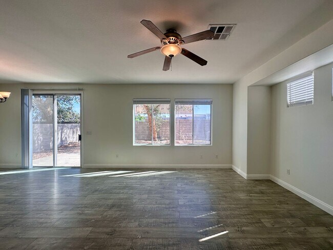 Building Photo - 4 BED 3 BATH HOME W/BONUS ROOM IN GATED COMMUNITY