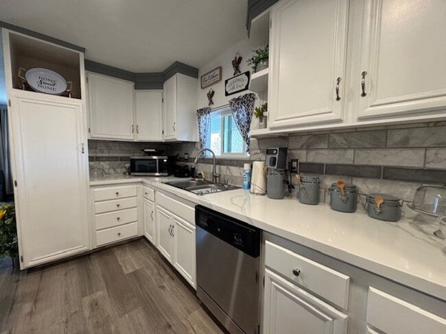 Building Photo - 3 BR 2 bath Furnished home Utilities Included & Brand new Interior-Custom Remodel