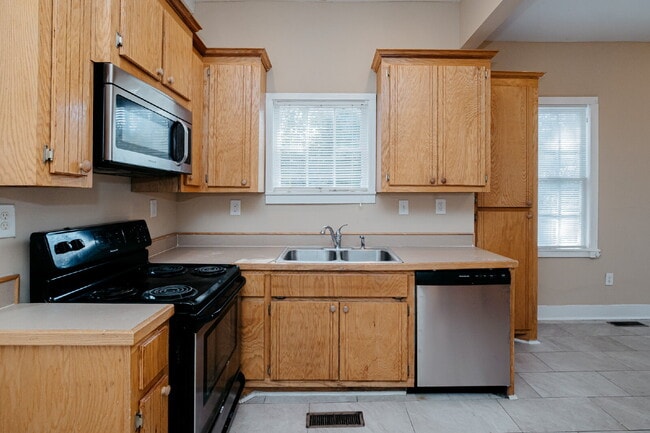 Building Photo - Renovated 2 Bed 2 Bath Charleston Victorian Home