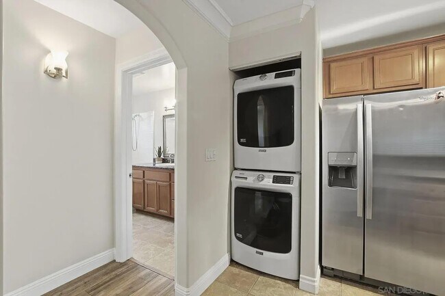 Building Photo - 800 N Mollison Ave