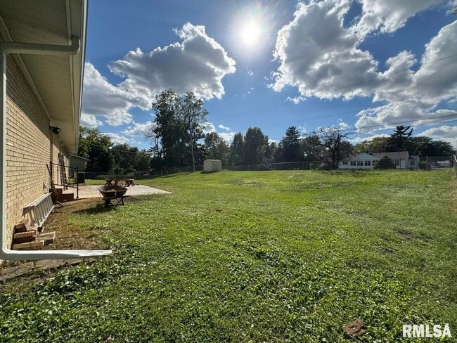 Building Photo - 3816 Ridgewood Dr