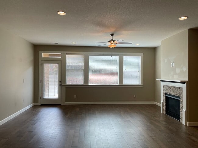 Building Photo - LUXURY 4 Bed Camas Townhome! Gated Communi...