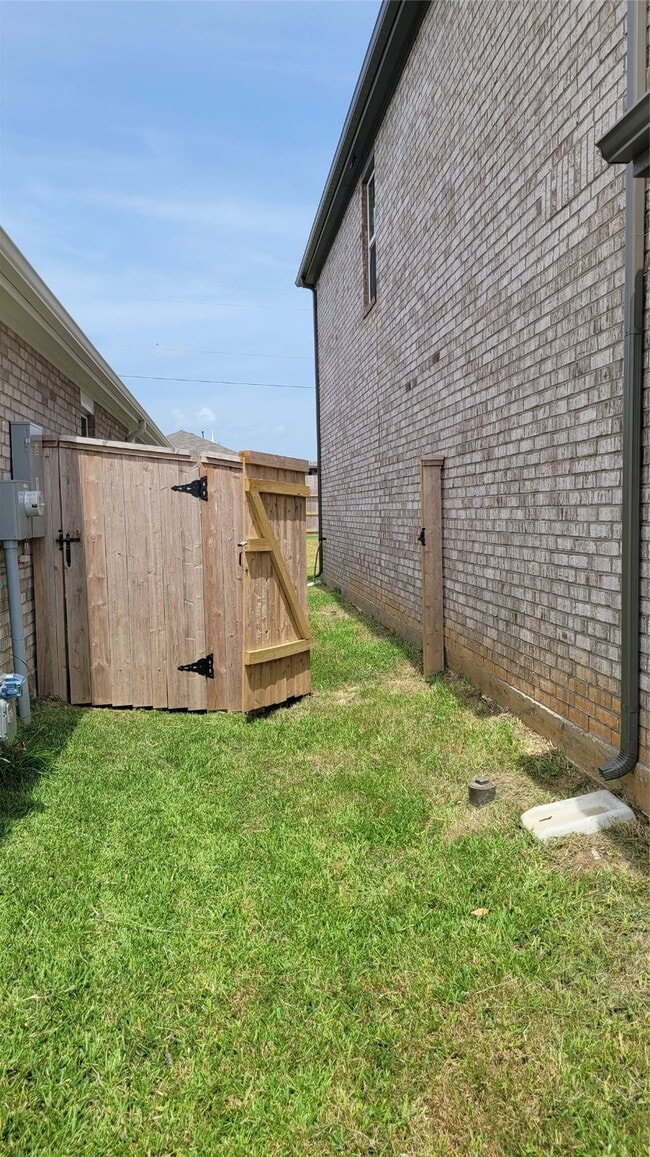 Building Photo - 813 Vlg Brk Dr