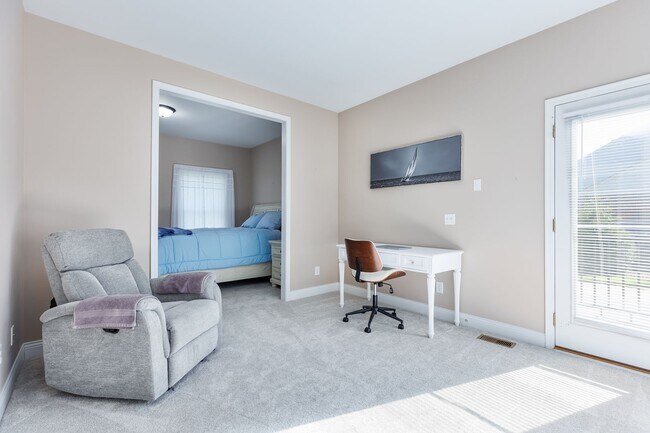 Building Photo - Short term rental available