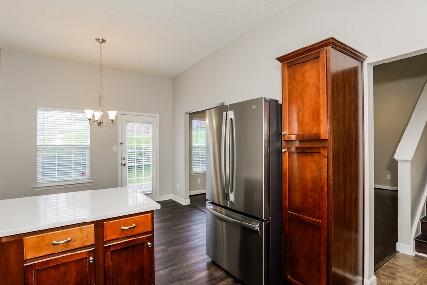 Building Photo - 2108 Thorn Crest Dr