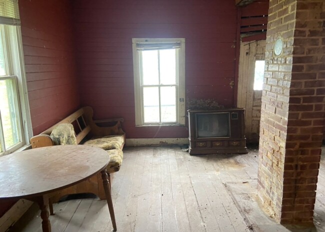 Building Photo - Historic Property! - $290 Month / $600 Down