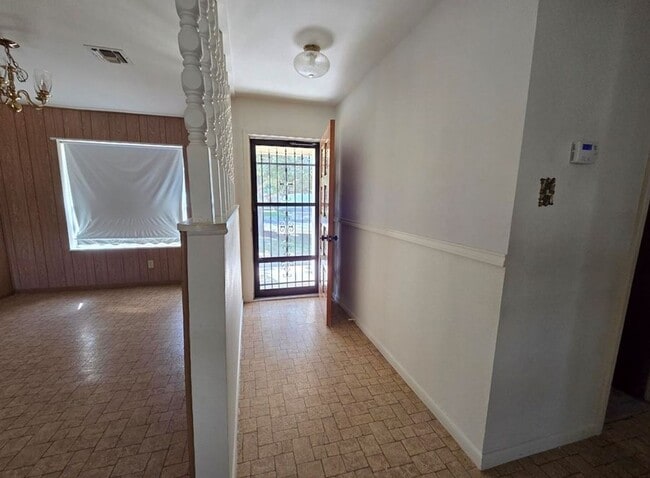 Building Photo - FOR LEASE!!