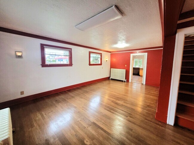 Building Photo - Spacious Unique Home in Central Location