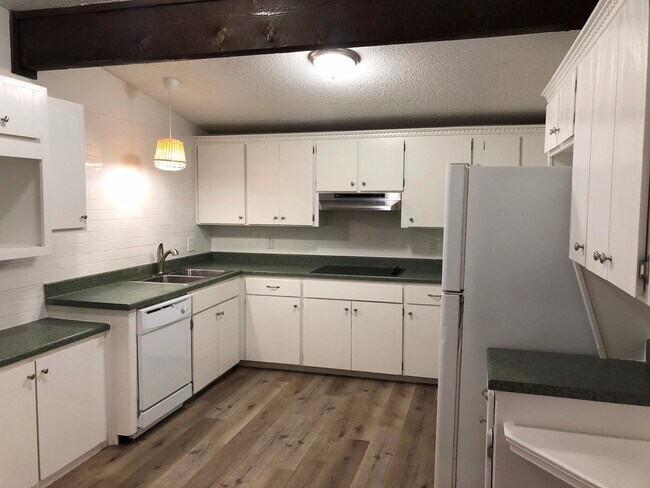 Building Photo - Large 3-Bedroom with Vaulted Ceilings