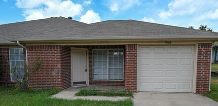 Building Photo - 3 bed 2 bath Duplex Decatur TX