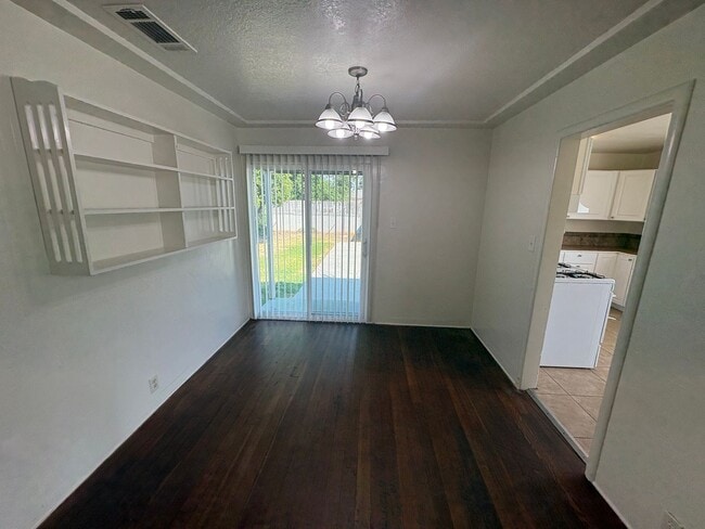 Building Photo - Cozy Home On Spacious Lot near Ballpark Rent Ready!