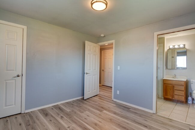 Building Photo - 3 Bedroom 2 Bath Single Story Home - Fenced Backyard