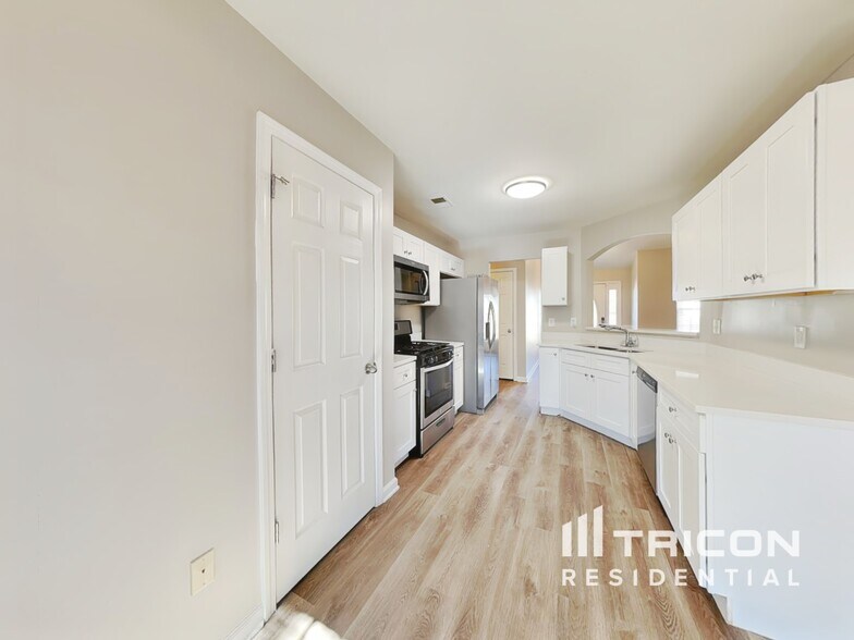Building Photo - 190 Red Hawk Dr