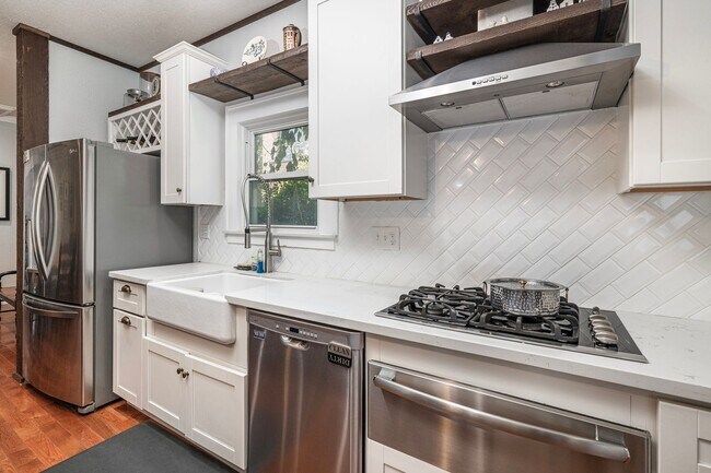 Building Photo - Berkeley Tudor For Lease!