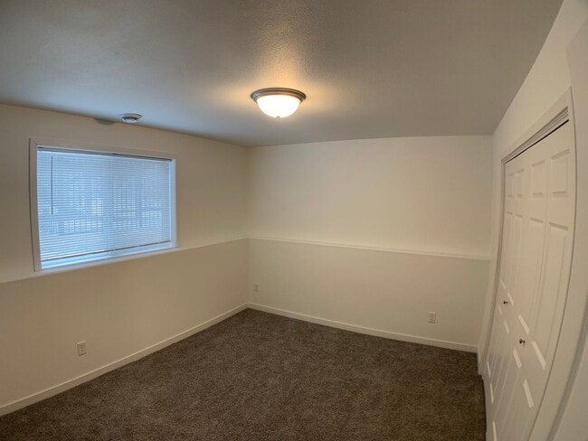 Building Photo - 4 Bed 2 Bath Single Family Home