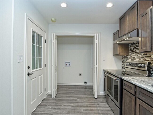 Building Photo - 208 Sendero Cove