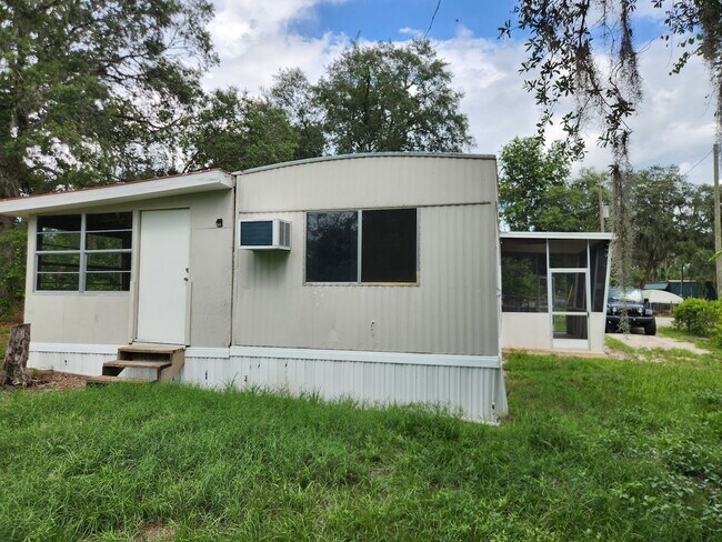 Building Photo - FRESHLY PAINTED AND NEW FLOORING! 2 Bed 1 Bath With Screened Porch