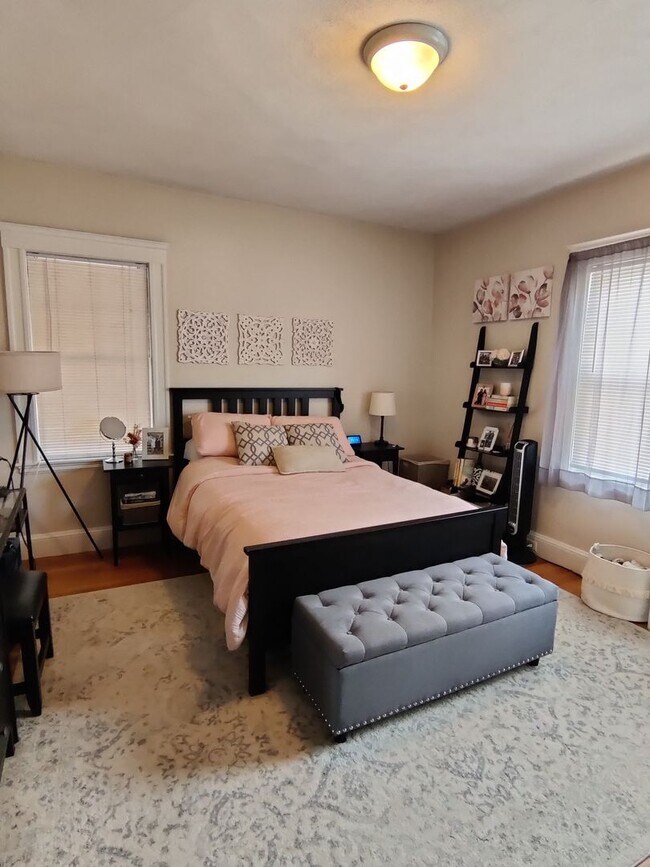 Building Photo - No Brokers Fee, Large Fully Renovated Unit in Oak Sq. Free Laundry, Backyard, Patio, Parking Incl...