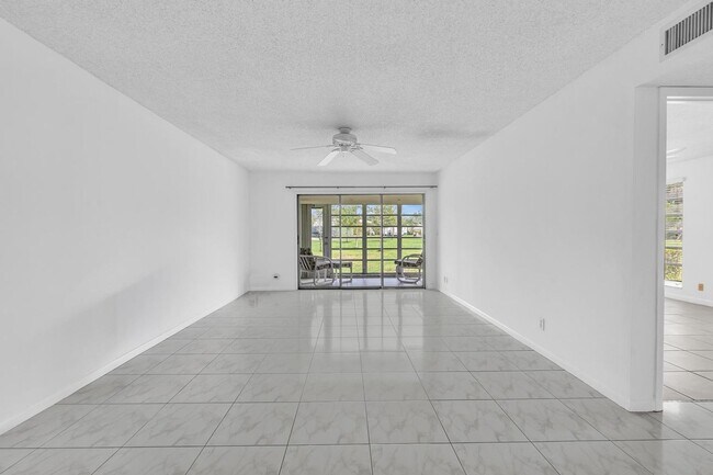 Building Photo - Beautiful 2 bedroom 2 bath in Delray - Desired 55+ community