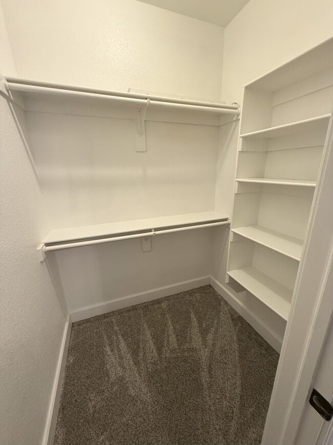 Building Photo - 3 Bedroom 2 Bathroom home. Available NOW!