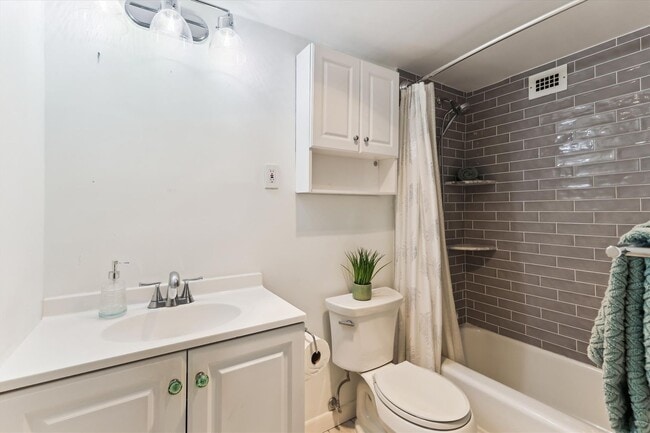 Building Photo - Great 2 Bedroom 2 Bath in Van Ness DC!