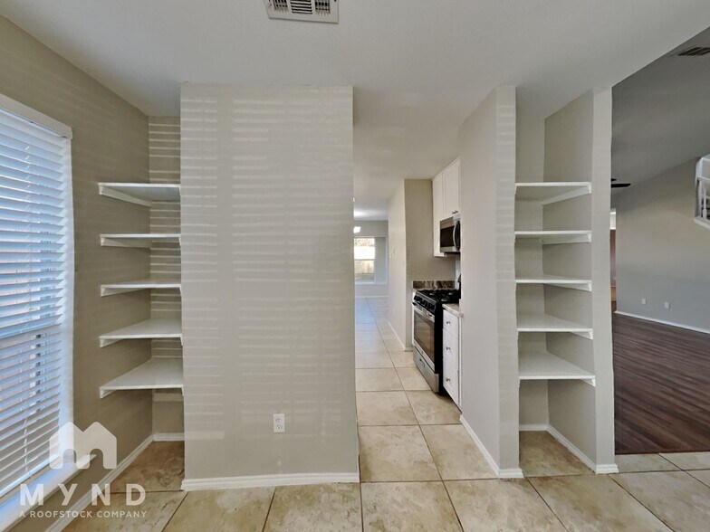 Building Photo - 705 Stonebrooke Dr