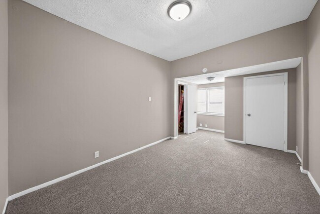 Building Photo - 2117 6th Ave