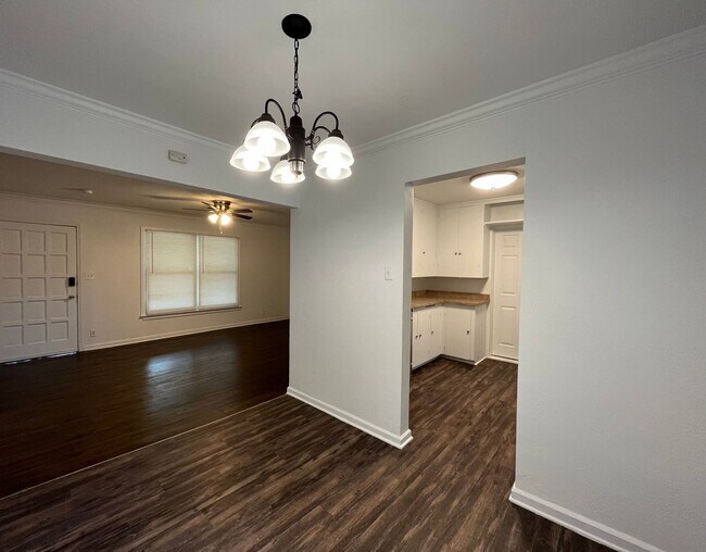 Building Photo - Adorable 2 bedroom 1 bathroom home with a garage!