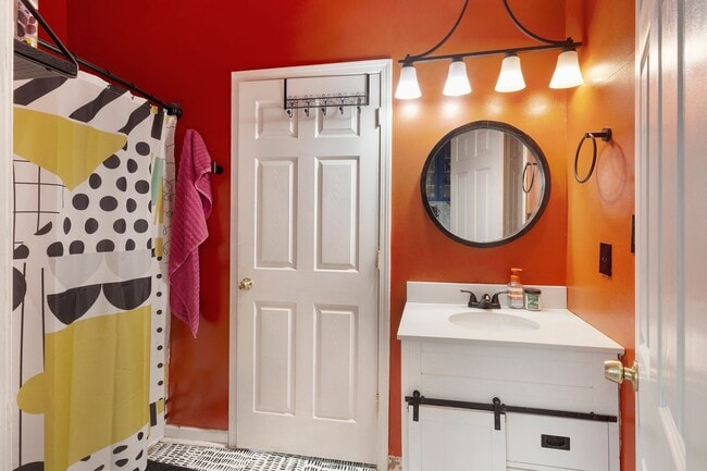 Building Photo - Stylishly Updated 3/2 w/ Large Deck in Grant Park!