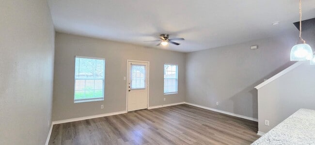 Building Photo - 3 Bedroom Townhome near Medical Center