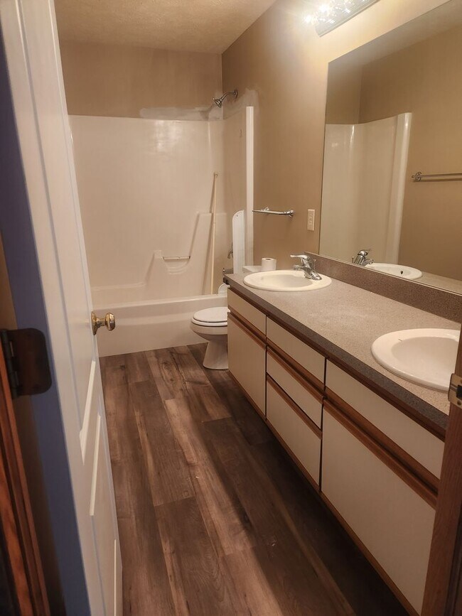 Building Photo - South Lincoln Townhouse with 4 bedrooms, 2 1/2 baths, and 2 stall garage.