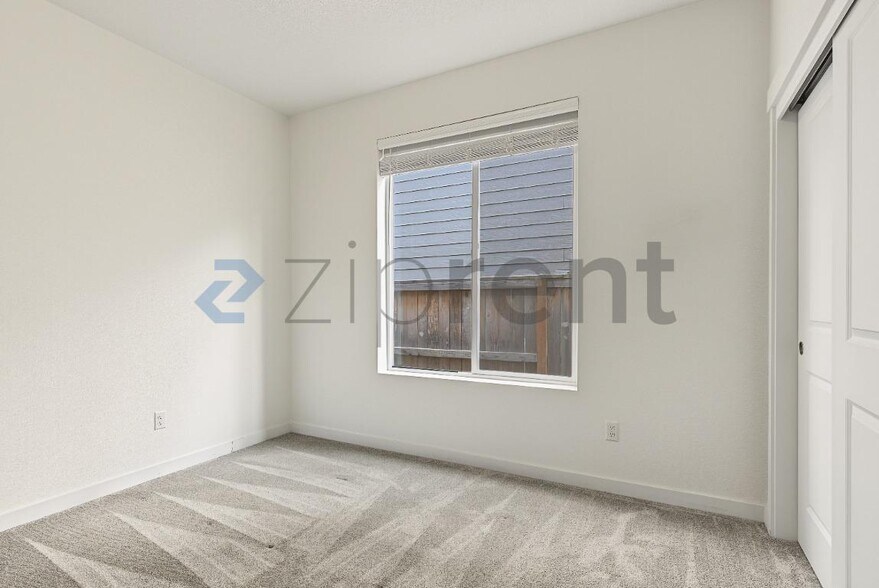 Building Photo - Unit