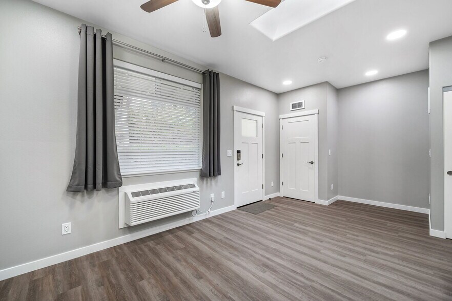 Great room - 195 NW 6th St