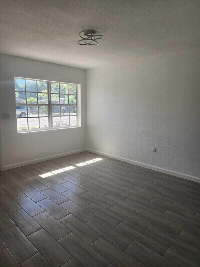 Building Photo - 1375 NE 147th St